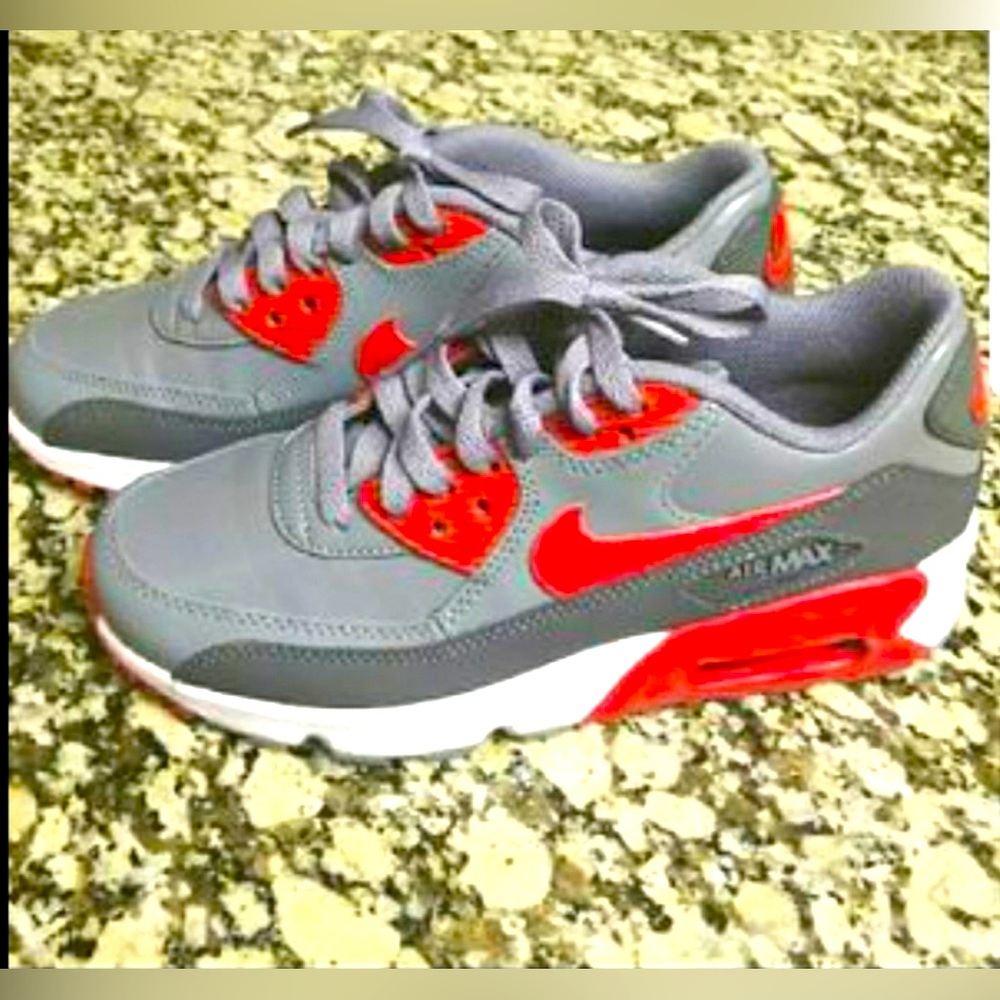 New Nike air max, no box, never been worn. woman size 6 or boys 4.5